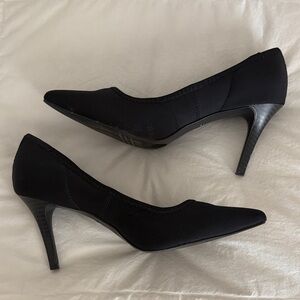 Vera wang Black Pointed-Toe Mid Heel Pumps